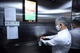 Dung dịch sát khuẩn luôn được để sẵn trong các thang máy tại các khu chung cư. (Ảnh: Phan Tuấn Anh/TTXVN)