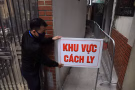 Lực lượng chức năng tiến hành phong tỏa nơi ở của bệnh nhân 2234. (Ảnh: Minh Đức/TTXVN)