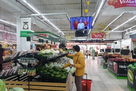 Người dân mua sắm tại siêu thị Vinmart Võ Thị Sáu, Hà Nội. (Ảnh: Phương Anh/TTXVN)