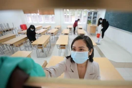 Trường THCS Thịnh Liệt (quận Hoàng Mai) vệ sinh, khử khuẩn trường, lớp học. (Ảnh: Thanh Tùng/TTXVN)