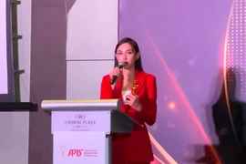 Hoa hậu Thùy Tiên nhận giải thưởng của Asia Pacific Broadcasting+ Awards. (Ảnh: NVCC)