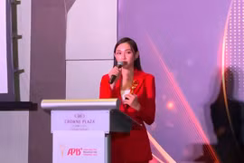 Hoa hậu Thùy Tiên nhận giải thưởng của Asia Pacific Broadcasting+ Awards. (Ảnh: NVCC)