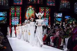Những tà áo dài lấy cảm hứng từ hình tượng nàng dâu trong bộ sưu tập "Kim Lang" của nhà thiết kế Minh Châu. (Ảnh: PV/Vietnam+)
