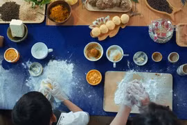 “Vua đầu bếp” Christine Hà hướng dẫn trẻ khiếm thị làm bánh Trung Thu. (Ảnh chụp từ clip)