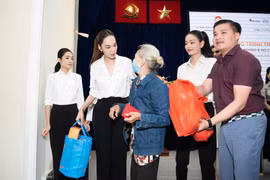 Tân Hoa hậu Hoàng Phương trao tặng quà cho hộ nghèo tại Quận 1, Thành phố Hồ Chí Minh. (Ảnh: CTV/Vietnam+)
