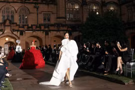 H'Hen Niê trong show diễn được tổ chức trong không gian kiến trúc lịch sử 170 năm ở Sydney. (Ảnh: CTV/Vietnam+)