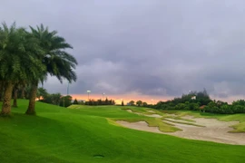 Nằm ngay tại trung tâm thành phố Hà Nội, Sân Golf Long Biên có tới 27 đường Golf theo tiêu chuẩn PGA, do một trong những công ty thiết kế sân golf chuyên nghiệp hàng đầu thế giới thiết kế. (Ảnh: PV/Vietnam+)