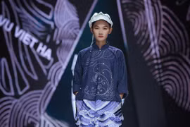 Lấy ý tưởng từ họa tiết thủy ba sóng nước trên trang phục cổ Việt Nam thế kỷ XIX, Vũ Việt Hà đã phóng tác và cách điệu hoa văn lên những thiết kế hiện đại nhưng vẫn giữ được nét văn hóa truyền thống Việt Nam. (Ảnh: PV/Vietnam+)