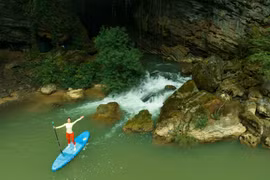 H'hen Niê bắt đầu hành trình khám phá hệ thống hang động Tú Làn, Quảng Bình. (Ảnh: Hải An/Vietnam+)