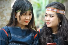 Du khách trải nghiệm trực tiếp văn hóa Tây Nguyên qua trang phục dân tộc truyền thống. (Ảnh: Mai Mai/Vietnam+)