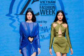 Hai thiết kế được làm từ lụa thủ công của làng nghề Cổ Chất (Nam Định) trong bộ sưu tập “Green Phoenix.”(Ảnh: PV/Vietnam+)