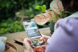 Những điểm đến được số hóa nhờ chuyển đổi số mang đến nhiều trải nghiệm thú vị cho du khách chỉ với một chiếc điện thoại thông minh. (Ảnh minh họa: Mai Mai/Vietnam+)