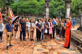 Đại diện các doanh nghiệp du lịch Việt tham gia khảo sát điểm đến ở Ninh Bình. (Ảnh: Mai Mai/Vietnam+)