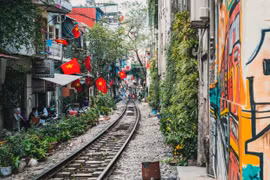 Đường tàu Hà Nội là điểm chechk-in quen thuộc của du khách khi đến Thủ đô. (Ảnh: PV/Vietnam+)