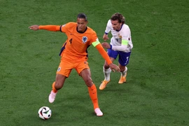 Tiền đạo Griezmann của Pháp (áo trắng) đã bỏ lỡ tới hai cơ hội ngon ăn. (Nguồn: Optus Sport)