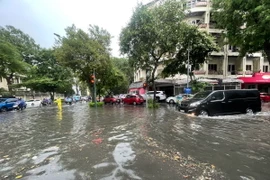 Các phương tiện gặp nhiều khó khăn khi di chuyển qua ngã tư Lý Thường Kiệt-Phan Bội Châu sau cơn mưa như trút sáng 5/6. (Ảnh: An Đăng/TTXVN)