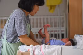 Chăm sóc trẻ sơ sinh tại Seoul, Hàn Quốc. (Ảnh: AFP/TTXVN)