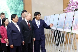 Chiều 20/6, tại Trụ sở Chính phủ, Thủ tướng Phạm Minh Chính và Tổng thống Liên bang Nga Vladimir Putin xem trưng bày một số hình ảnh tiêu biểu về quan hệ Việt Nam-Liên bang Nga, do Thông tấn xã Việt Nam thực hiện. (Ảnh: Dương Giang/TTXVN)