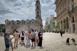 Khách du lịch tham quan thủ đô La Habana, Cuba. (Ảnh: AFP/TTXVN)