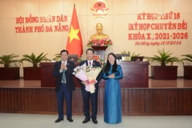 Lãnh đạo thành phố Đà Nẵng chúc mừng ông Ngô Xuân Thắng. (Ảnh: Văn Dũng/TTXVN)