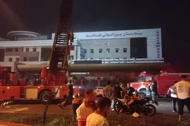 Lực lượng cứu hỏa tại hiện trường vụ cháy bệnh viện. (Nguồn: Iran Front Page)