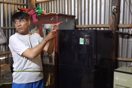 Đối tượng Bình thực nghiệm lại hành vi phạm tội tại hiện trường vụ án. (Ảnh: TTXVN phát)