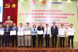 Các đại biểu chụp ảnh lưu niệm sau khi ký kết Biên bản ghi nhớ hợp tác về chương trình hỗ trợ doanh nghiệp Việt Nam tại tỉnh Bắc Ninh năm 2024. (Ảnh: Thanh Thương/TTXVN)