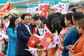 Cộng đồng người Việt Nam tại Hàn Quốc chào đón Thủ tướng Phạm Minh Chính và Phu nhân. (Ảnh: Dương Giang/TTXVN)