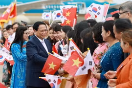 Cộng đồng người Việt Nam tại Hàn Quốc chào đón Thủ tướng Phạm Minh Chính và Phu nhân. (Ảnh: Dương Giang/TTXVN)