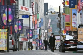 Người dân di chuyển trên phố ở Seoul, Hàn Quốc. (Ảnh: AFP/TTXVN)