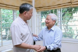 Chủ tịch nước Tô Lâm thăm, chúc mừng Nhà báo Hà Đăng, nguyên Trưởng Ban Tư tưởng-Văn hóa Trung ương, nguyên Tổng Biên tập Báo Nhân Dân. (Ảnh: Nhan Sáng/TTXVN)