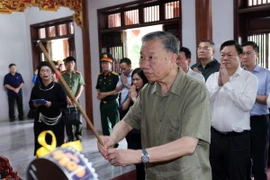 Chủ tịch nước Tô Lâm dâng hương tưởng niệm Chủ tịch Hồ Chí Minh. (Ảnh: Nhan Sáng/TTXVN)