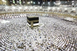 Các tín đồ Hồi giáo cầu nguyện tại Đền thờ Lớn ở thánh địa Mecca, Saudi Arabia, trong lễ hành hương Hajj. (Ảnh: IRNA/TTXVN)