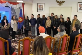 Các đại biểu tham gia hoạt động giao lưu tại sự kiện. (Ảnh: Ngọc Tùng/TTXVN)