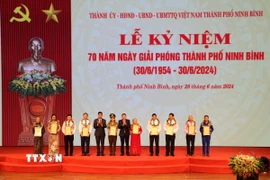 Trao tặng danh hiệu "Công dân thành phố Ninh Bình tiêu biểu" cho 10 cá nhân có thành tích xuất sắc. (Ảnh: Thùy Dung/TTXVN)