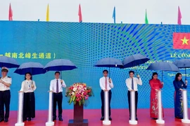 Các đại biểu thực hiện nghi thức ấn đèn Công bố chính thức hai cặp cửa khẩu song phương Hoành Mô (Bình Liêu)/Việt Nam-Động Trung/Trung Quốc. (Ảnh: Thanh Vân/TTXVN)