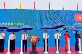 Các đại biểu thực hiện nghi thức ấn đèn Công bố chính thức hai cặp cửa khẩu song phương Hoành Mô (Bình Liêu)/Việt Nam-Động Trung/Trung Quốc. (Ảnh: Thanh Vân/TTXVN)