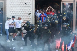 Cổ động viên quá khích ném chai lọ và bàn ghế về phía cảnh sát. (Nguồn: Bild )
