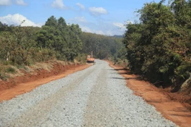 Thi công tuyến đường vào xã vùng sâu Đắk Ngo, xã vùng sâu khó khăn bậc nhất tỉnh Đắk Nông với hơn 70% dân số là đồng bào dân tộc thiểu số. (Ảnh: Minh Hưng/TTXVN)