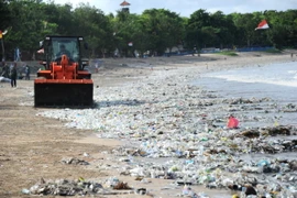 Xe dọn rác thải nhựa trên bờ biển Kuta, gần Denpasar, đảo Bali, Indonesia. (Ảnh: AFP/ TTXVN)