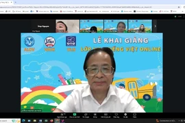 Phó Giáo sư-Tiến sỹ Nguyễn Lân Trung, Chủ tịch Hội Ngôn ngữ học Việt Nam, tác giả biên soạn giáo trình dạy tiếng Việt cho người Việt ở nước ngoài, chia sẻ kinh nghiệm dạy và học tiếng Việt tại lễ khai giảng. (Ảnh: Minh Hợp/TTXVN)