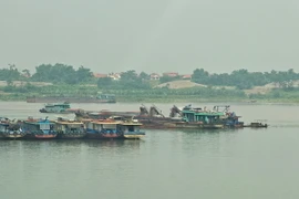 Phương tiện khai thác cát chưa được cấp phép tại khu vực xã Cổ Đô, huyện Ba Vì, thành phố Hà Nội (khoảng Km265+500 tuyến Sông Hồng) giáp ranh với phường Minh Nông, thành phố Việt Trì, tỉnh Phú Thọ. (Ảnh: TTXVN phát)