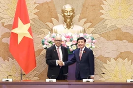 Tổng thư ký Quốc hội, Chủ nhiệm Văn phòng Quốc hội Bùi Văn Cường với ông Najib El Khadi, Tổng Thư ký Hạ viện Maroc kiêm Chủ tịch Hiệp hội Tổng Thư ký Nghị viện thế giới. (Ảnh: Doãn Tấn/TTXVN)