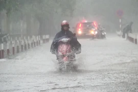 Mưa lớn làm một số tuyến đường trong khuôn viên Đại học Quốc gia Hà Nội, quận Cầu Giấy bị ngập úng. (Ảnh: TTXVN phát)