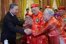 Chủ tịch nước Tô Lâm với người cao tuổi tiêu biểu. (Ảnh: Nhan Sáng/TTXVN)