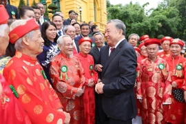 Chủ tịch nước Tô Lâm trò chuyện với người cao tuổi tiêu biểu. (Ảnh: Nhan Sáng/TTXVN)