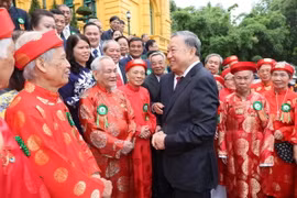 Chủ tịch nước Tô Lâm trò chuyện với người cao tuổi tiêu biểu. (Ảnh: Nhan Sáng/TTXVN)