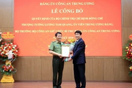 Thường trực Ban Bí thư Lương Cường trao Quyết định của Bộ Chính trị chỉ định Bí thư Đảng uỷ Công an Trung ương, nhiệm kỳ 2020-2025 đối với Thượng tướng Lương Tam Quang, Bộ trưởng Bộ Công an. (Ảnh: TTXVN phát)