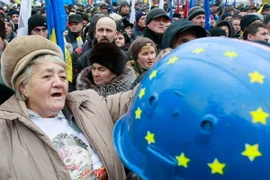 Hàng trăm nghìn người biểu tình tiếp tục xuống đường ở thủ đô Kiev