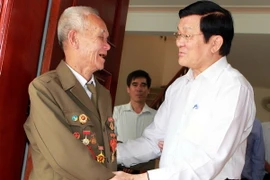 Chủ tịch nước thăm các gia đình chiến sỹ Điện Biên